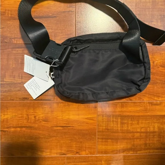 NWOT Lululemon athletica Black Belt Bag - Picture 8 of 16